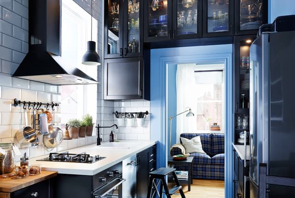 Cocina estreita con armarios de IKEA arredor da porta.