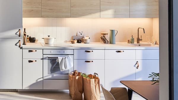 Cocina IKEA SEKTION con luz y madera ASKERSUND.