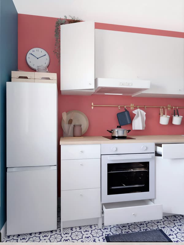 Cocina Knoxhult en color blanco con electrodomésticos de la serie LAGAN