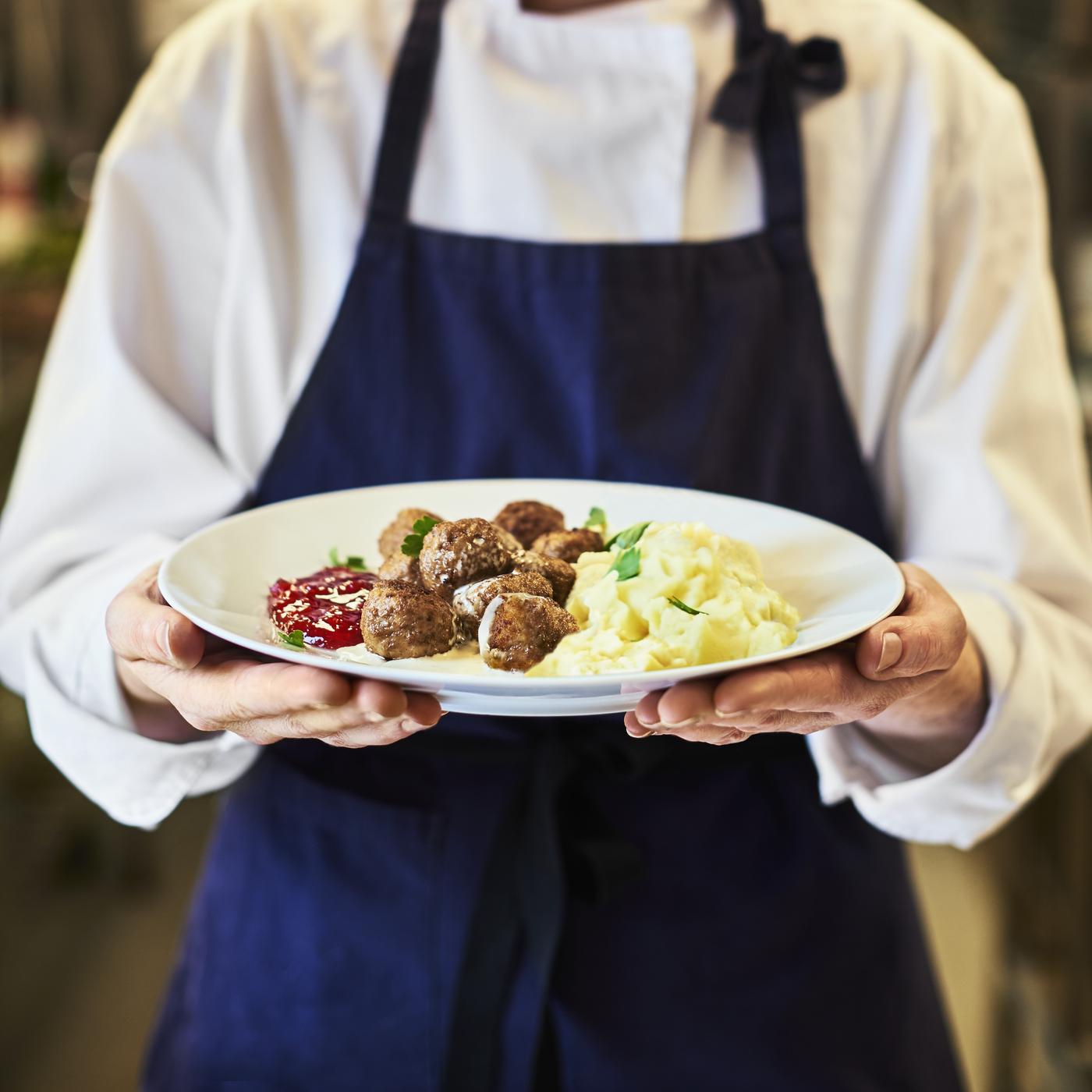 Cocinero_ofreciendo_plato de albondigas.