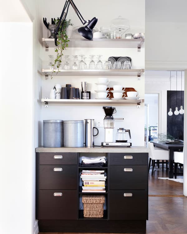 Coffee’s on! Open storage creates a zone for hot drinks and morning chats in the kitchen.