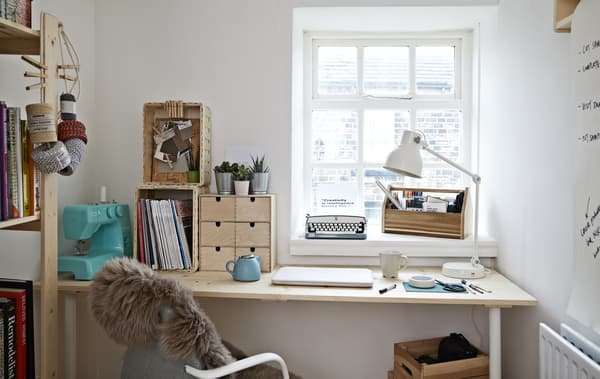 Coin bureau blanc avec bureau et chaise.