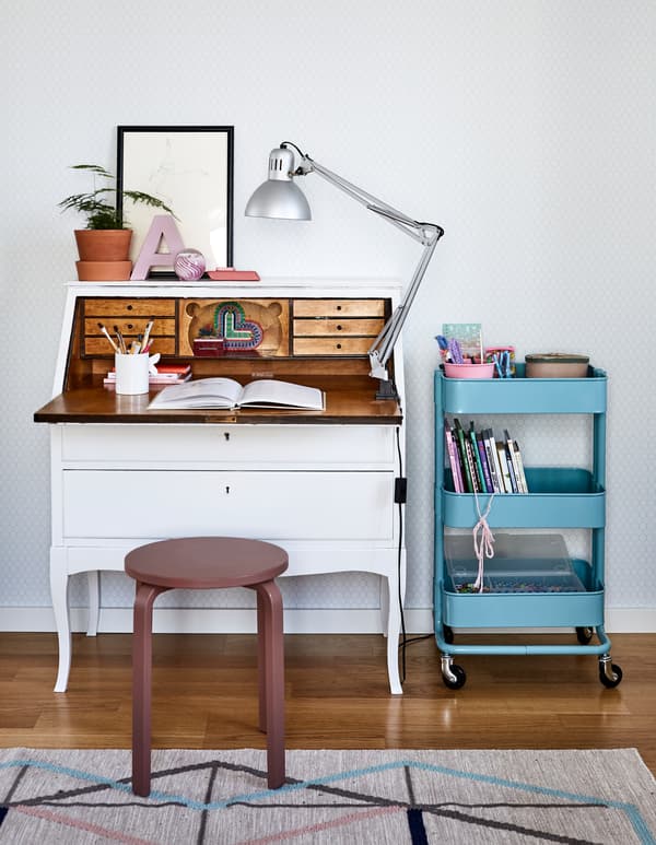 Coin bureau pour enfant rangé mais gai et coloré.