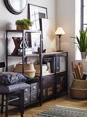 Coin de salon avec étagères industrielles, bureau et chaise de bureau de style industriel, complété par des accessoires déco en matières naturelles et des plantes