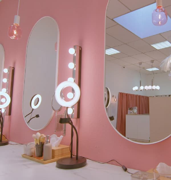 Coin formation avec des tables et des miroirs pour réaliser les tutoriels maquillage.