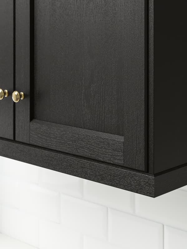 Coin inférieur d’une armoire de cuisine avec des portes LERHYTTAN teintes en noir.