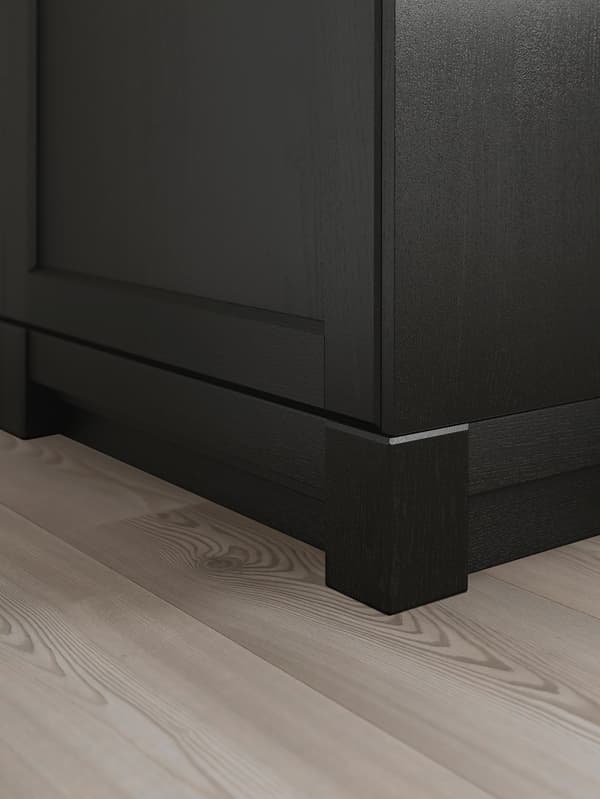 Coin inférieur d’une armoire de cuisine avec des portes LERHYTTAN teintes en noir.