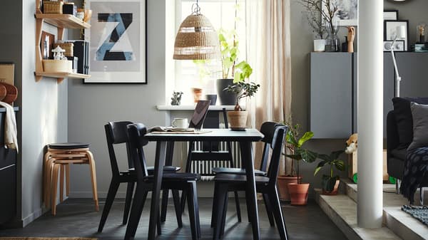 Coin repas avec une table et des chaises LISABO noires
