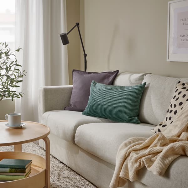 cojin verde en sofa