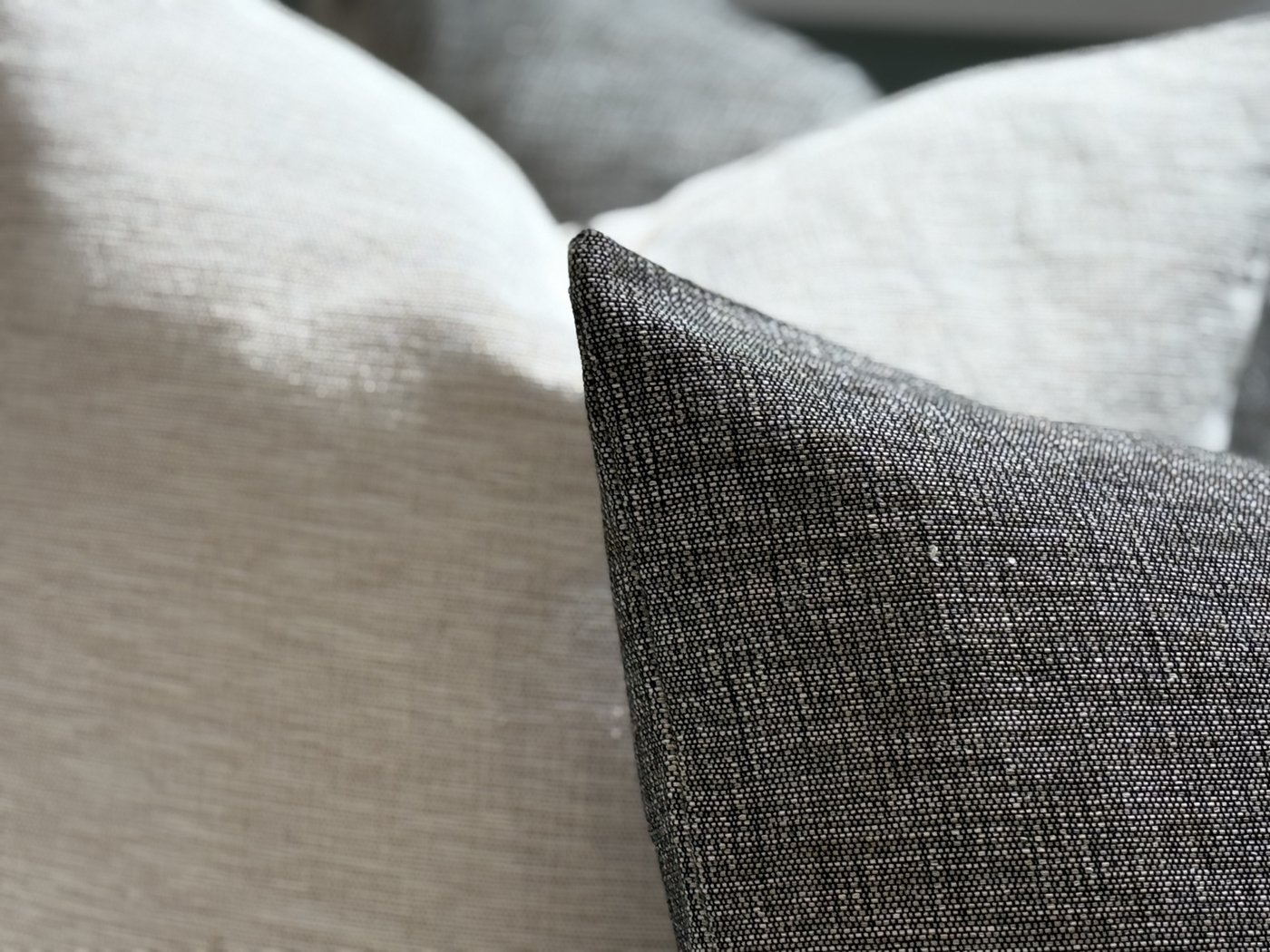 Cojines para sala, de tela reciclada, colores blanco y gris oscuro