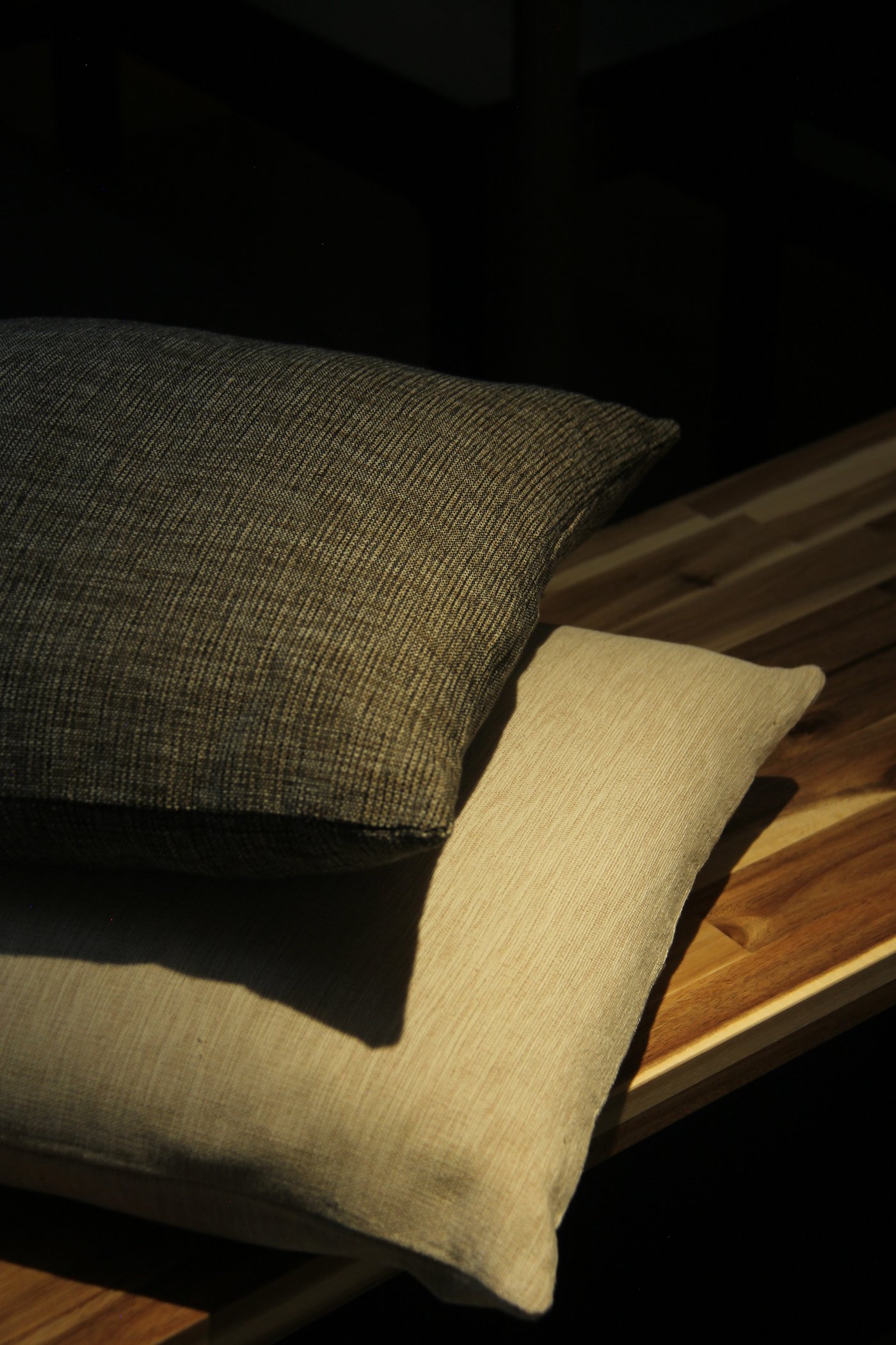 Cojines para sala, tela reciclada. Blanco y gris oscuro