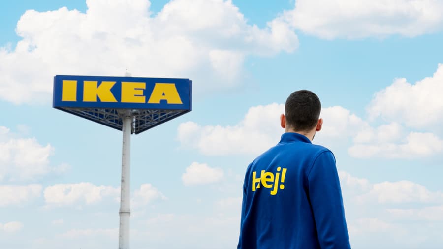 Colaborador da IKEA Portugal numa loja da marca