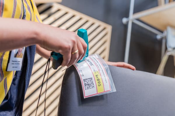 Colaborador poniendo etiqueta a un producto