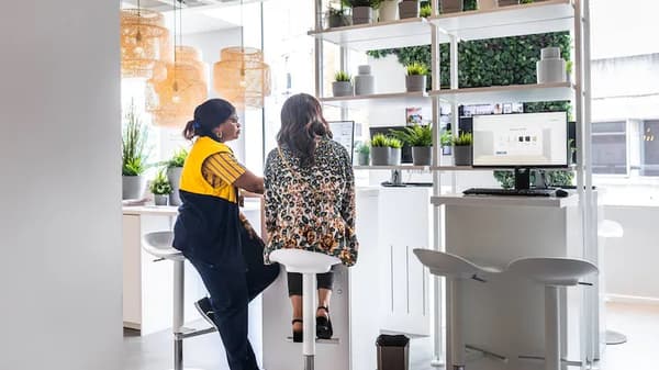 Colaboradora da IKEA e cliente a idealizar uma zona da casa