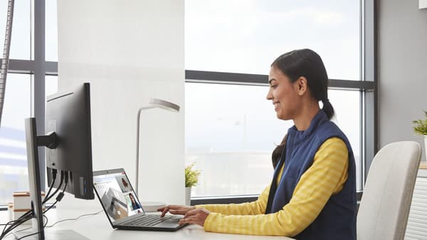 Colaboradora IKEA ao computador