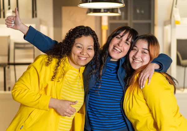 Colaboradoras con sus poleras azules y amarillas de IKEA.