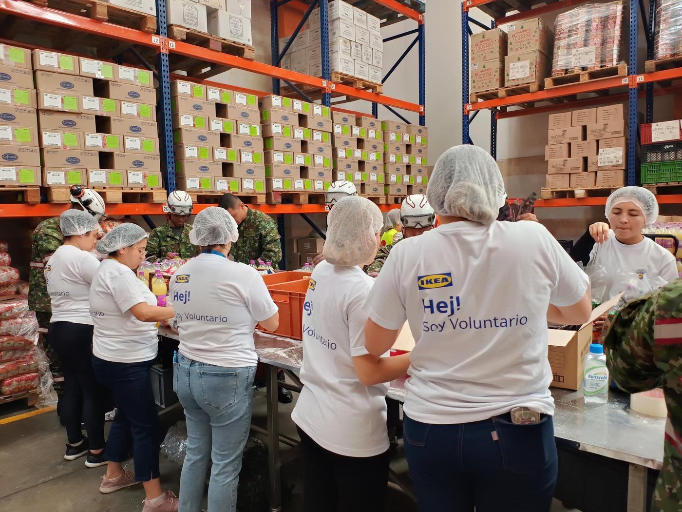 Colaboradores de IKEA en el centro de distribución