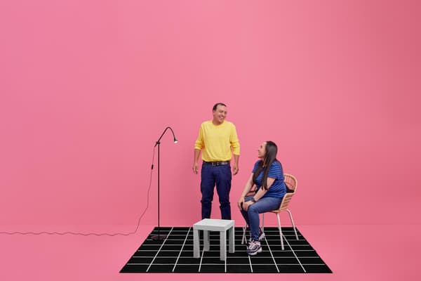 Colaboradores de IKEA mirándose y riéndose. Dos están con poleras amarillas y uno con azul.