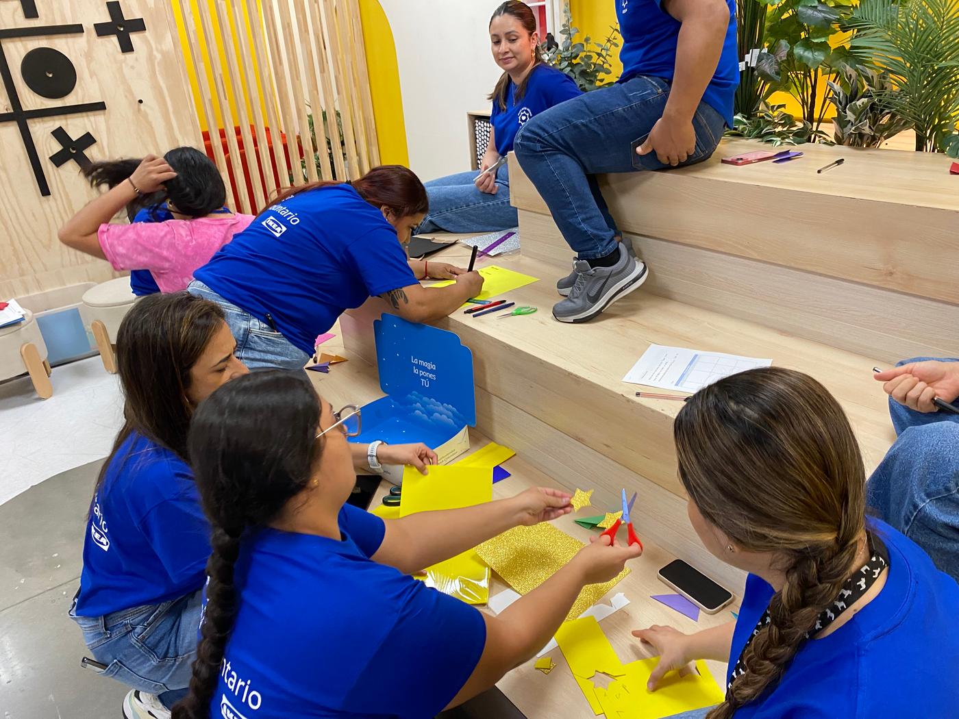 Colaboradores de IKEA trabajando en conjunto con las comunidades