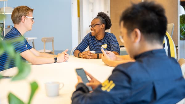 Colaboradores IKEA com fardas em azul escuro a empratar refeições no Restaurante.