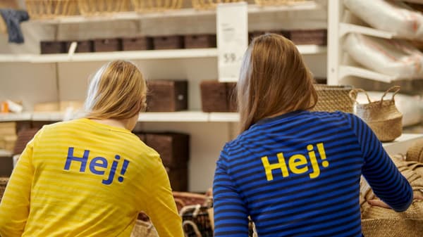 Colaboradores IKEA de costas