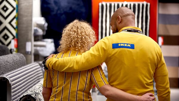 Colaboradores IKEA de costas