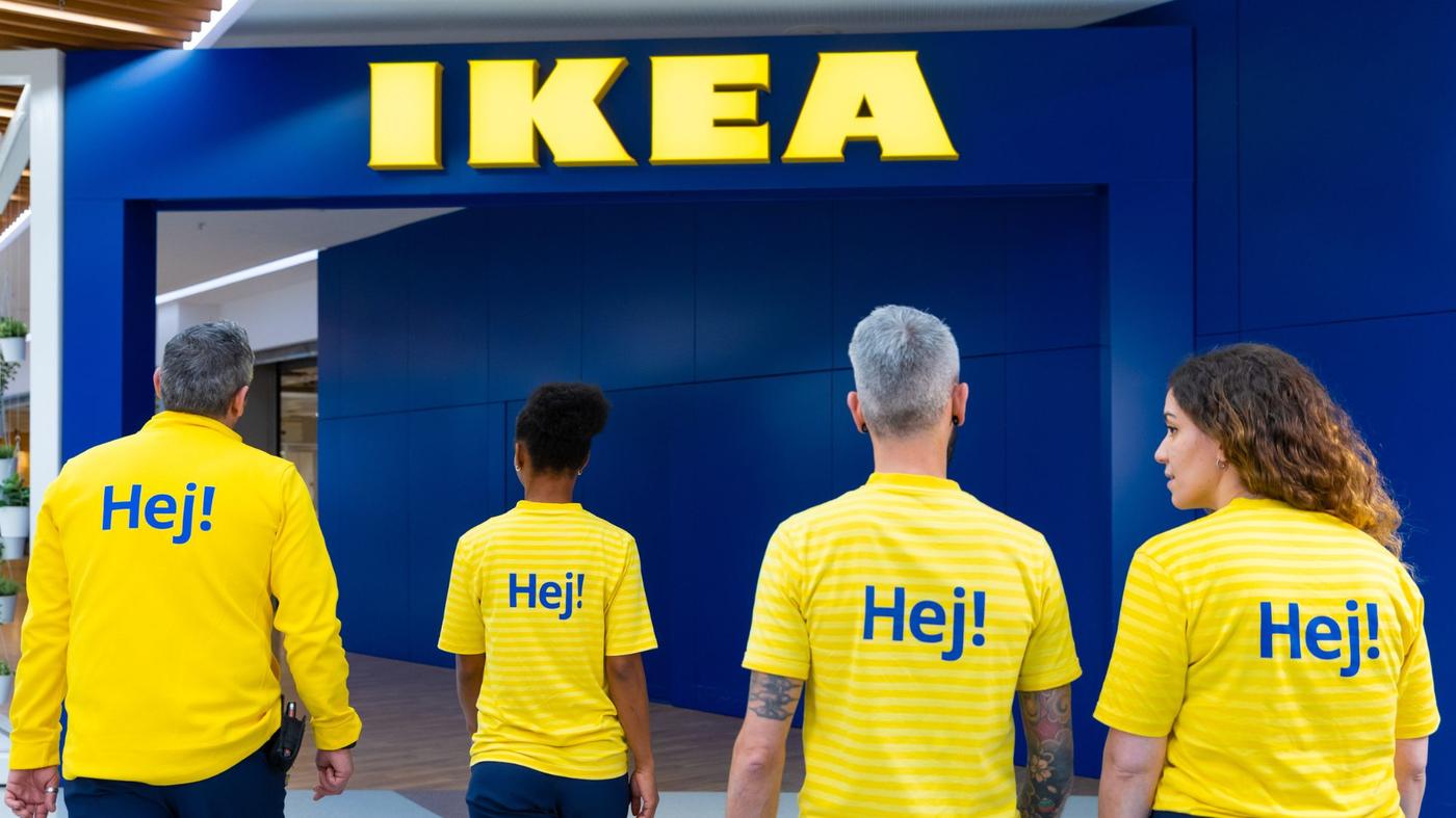 Colaboradores IKEA de costas
