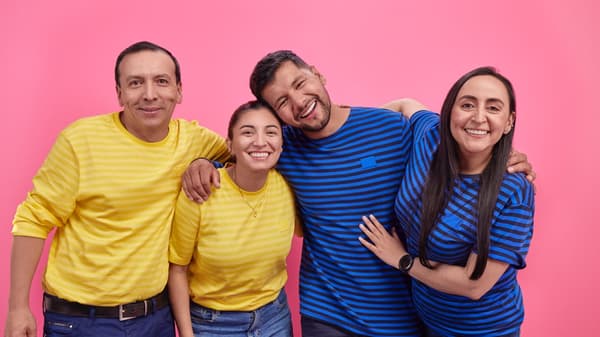 Coladoradores de IKEA usando el uniforme con poleras amarillas y azules.