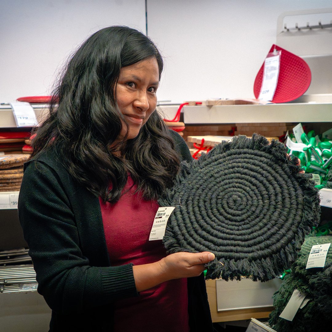 Colección RUNDARE, Mujer sosteniendo producto de RUNDARE.