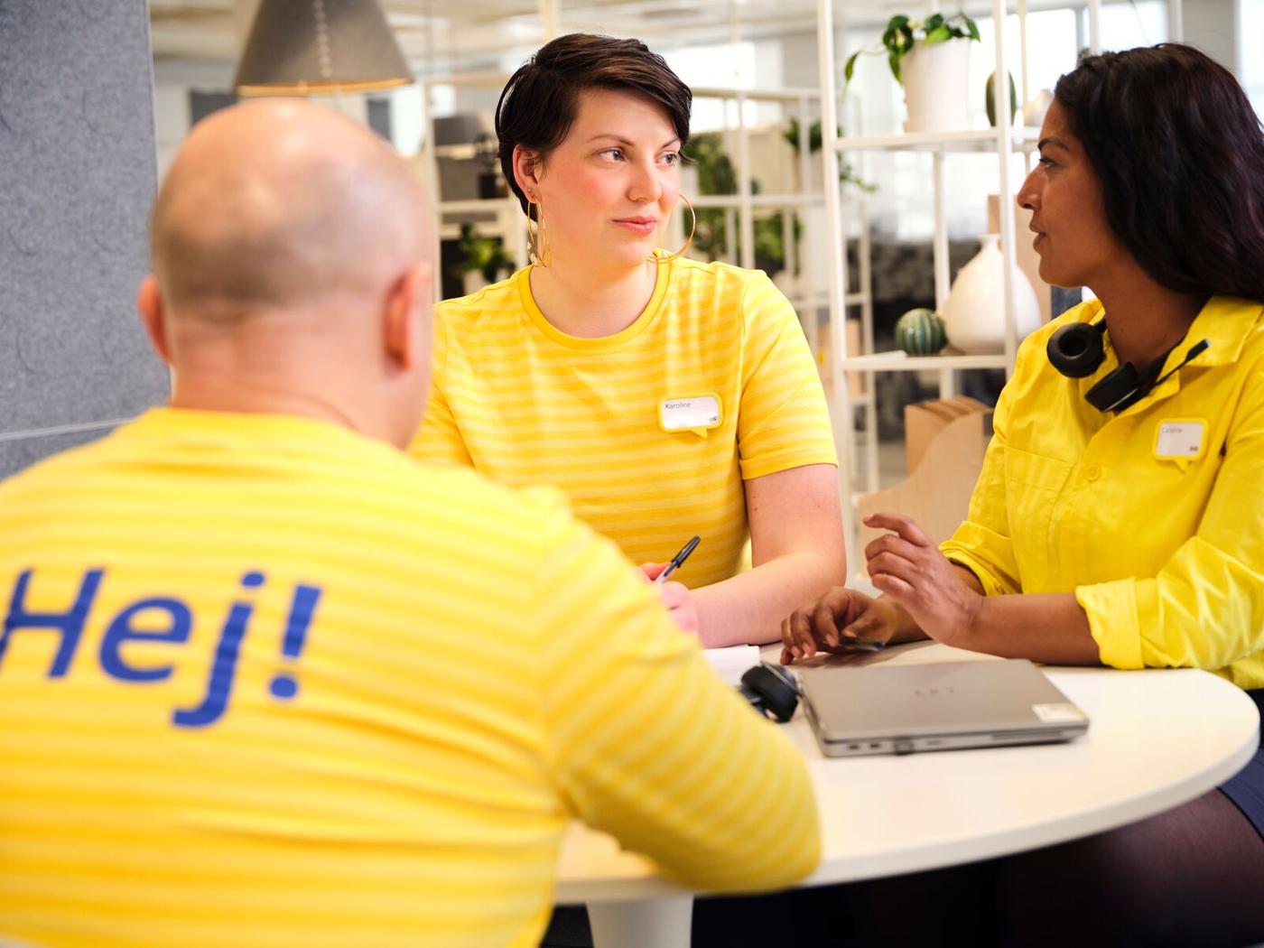 Collaborateur IKEA prêt à vous aider.