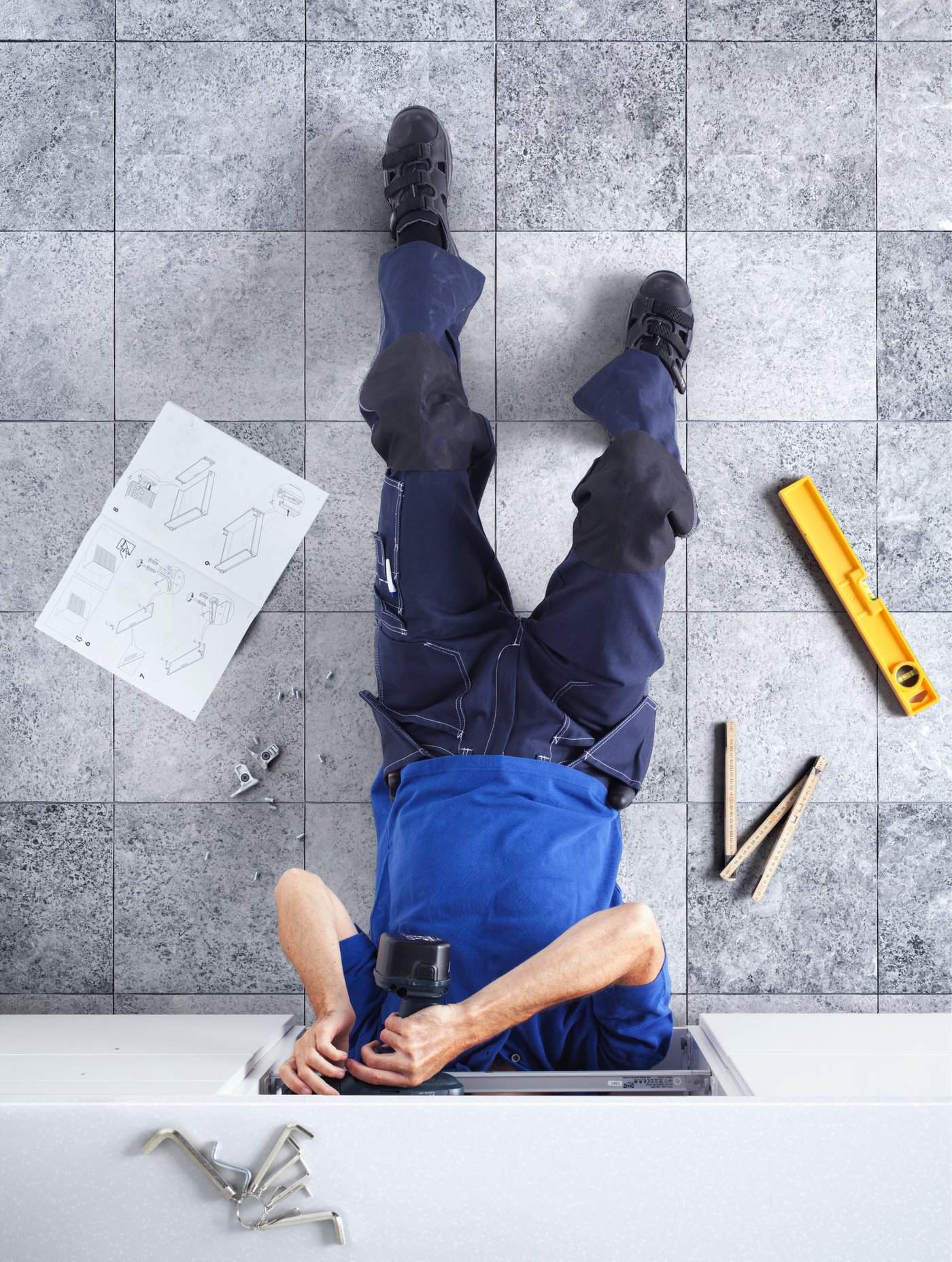 Collaborateur IKEA qui monte un meuble.