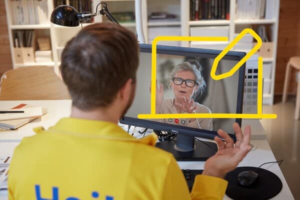 Collaborateur IKEA réalisant une conception en ligne avec une cliente à distance