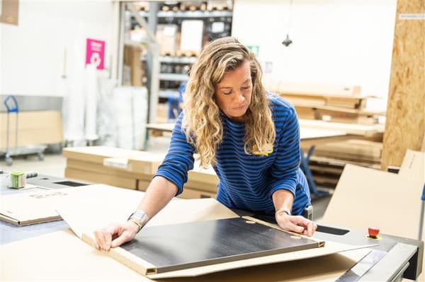 Collaborateur IKEA reconditionne un article magasin