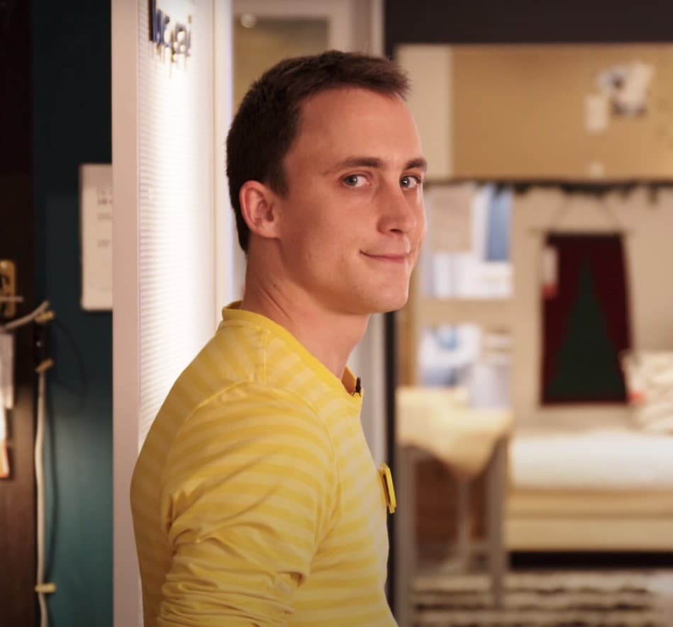 Collaborateur regardant vers la caméra avec un sourire