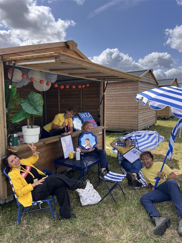 Collaborateurs dans la préparation d'une chambre à Dour Festival.
