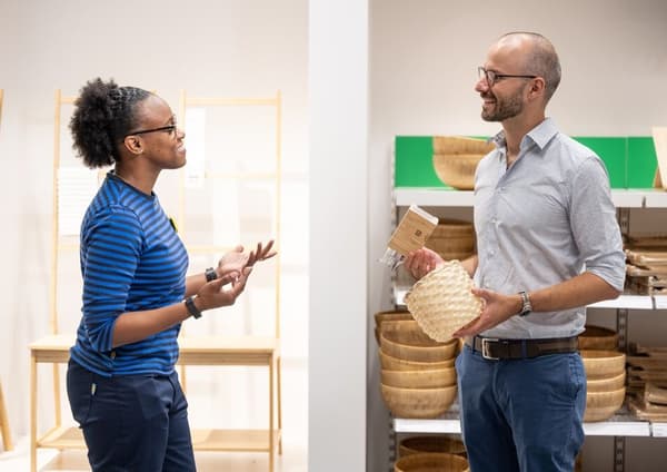 Collaboratrice conseillant un client