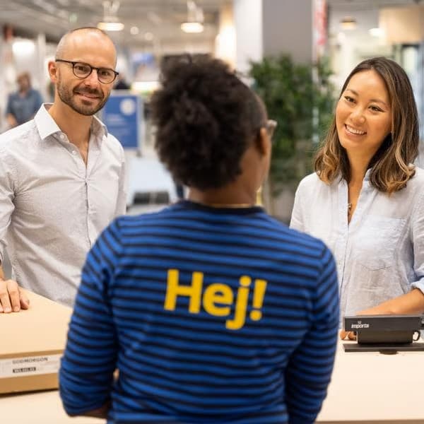 Collaboratrice IKEA habillée en bleu qui discute avec des clients