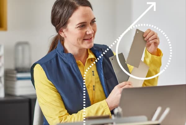 Collaboratrice IKEA qui présente des échantillons de couleur