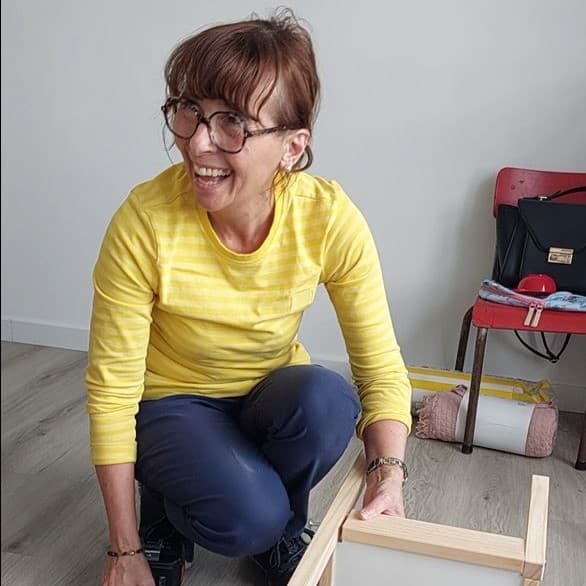 Collaboratrice IKEA travaillant pour la rénovation d'une chambre.