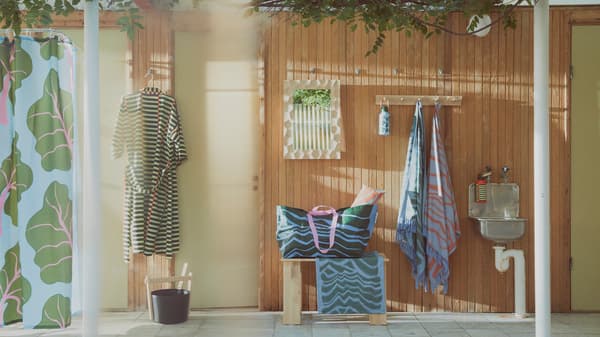 Collection Bastua limitée, IKEA & MARIMEKKO, dans un élément de nature, à l'entrée d'un sona.