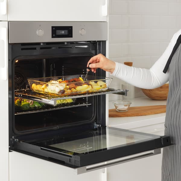 Combimagnetron waar een man eten omschept.