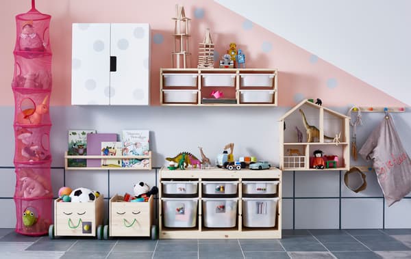 Combinacions d'emmagatzematge TROFAST al costat d'armaris, lleixes i caixes per organitzar les joguines en un dormitori infantil.