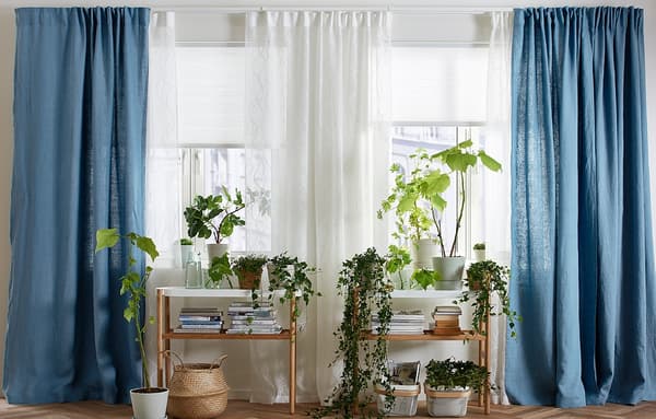 Combinazione con tende alveolari con struttura a nido d'ape che migliora l'isolamento, uno strato di tende sottili bianche che lasciano filtrare la luce del sole e uno strato di tende blu che salvaguardano la privacy - IKEA