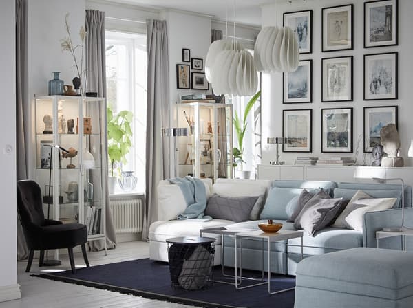 Combine as capas do sofá modular VALLENTUNA, em branco e azul claro, e crie uma sala personalizada de acordo com o seu estilo. Acrescente molduras HOVSTA para criar uma galeria de parede e use as vitrinas MILSBO para expor o que mais gosta.