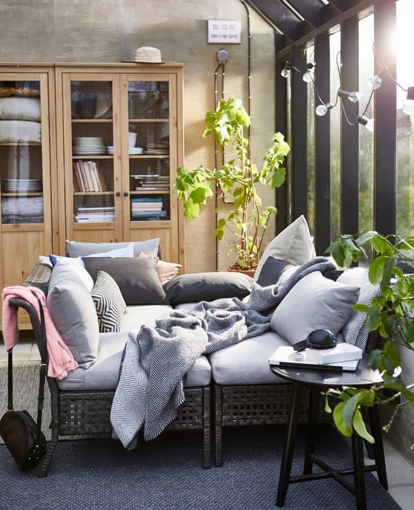 Combinez les modules de notre série d’extérieur KUNGSHOLMEN pour créer un divan cosy.