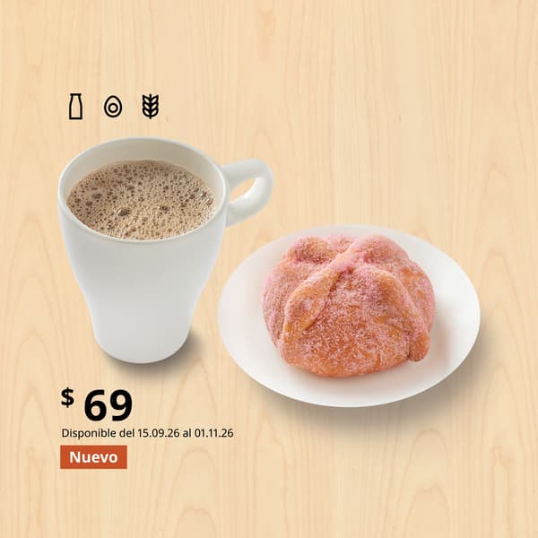 Combo plato con pan de muerto rosa relleno de lingonberry, con fondo de madera, más una taza chocolate