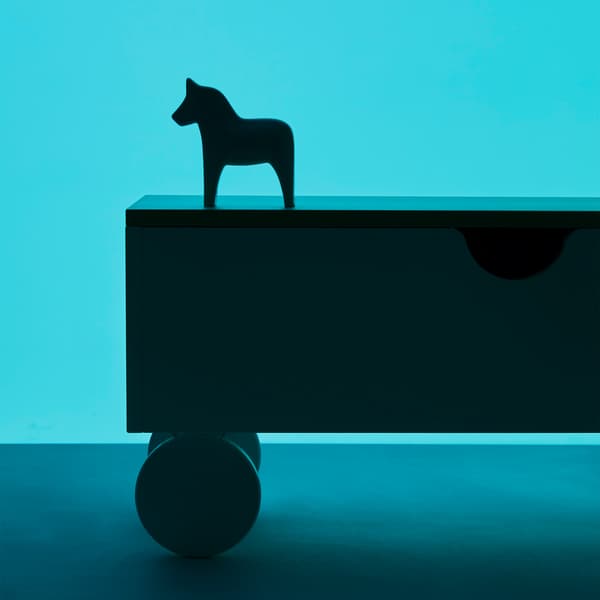 Come parte dei festeggiamenti per il 75° compleanno di IKEA, l'edizione ispirata agli anni '90-2000 della collezione vintage GRATULERA è caratterizzata da linee semplici e minimaliste e dall'accostamento di legni chiari scandinavi a motivi grafici.