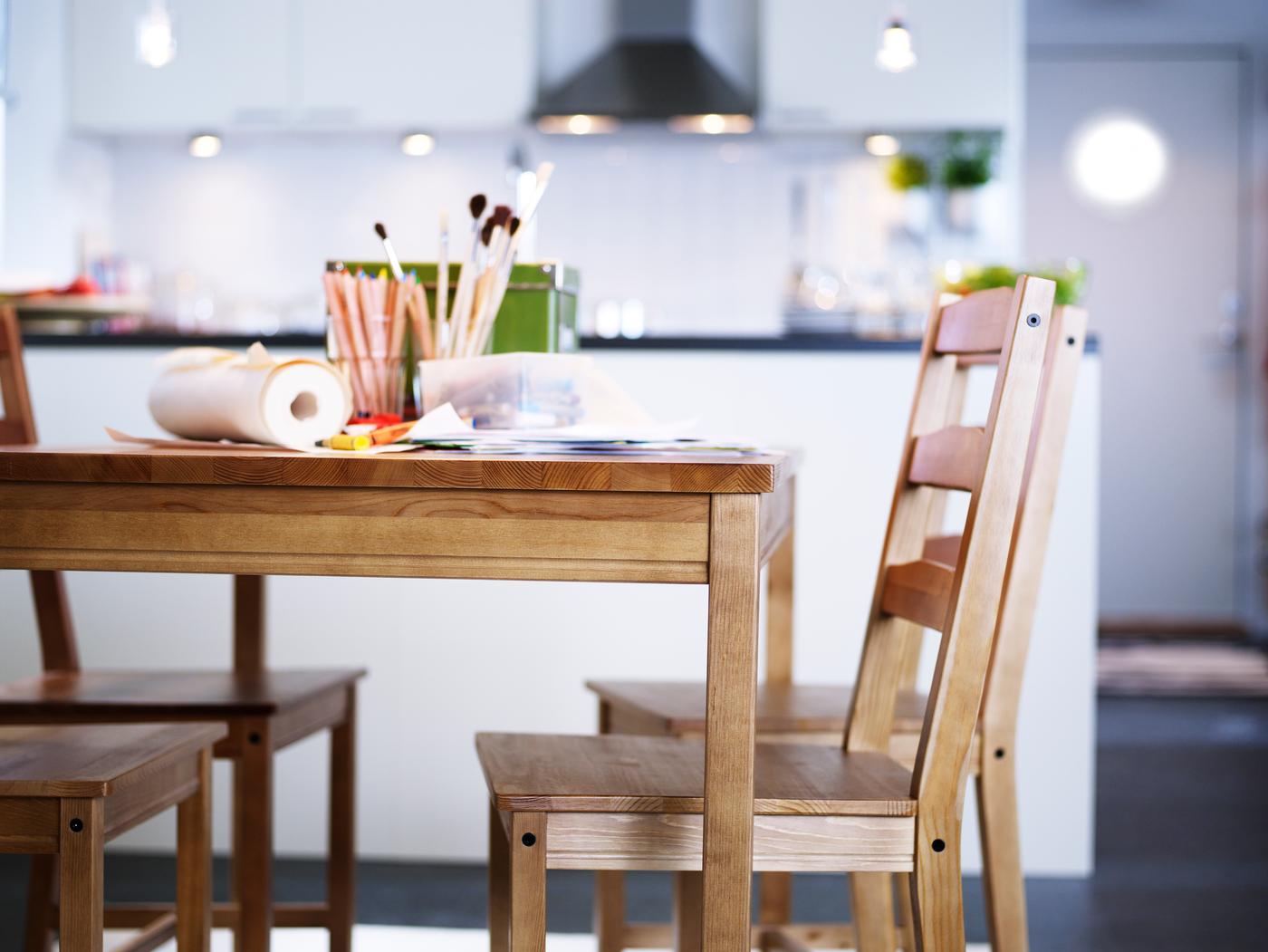 Comedor con items en la mesa