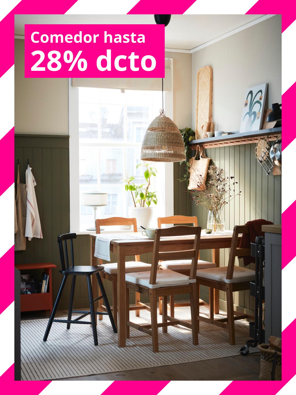 Comedor con mesa y sillas de madera, lámpara colgante, plantas y decoración. Texto: “Comedor hasta 28% dcto”.