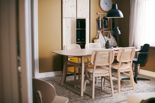 Comedor con muebles de VOXLOX con una silla gamer negra.